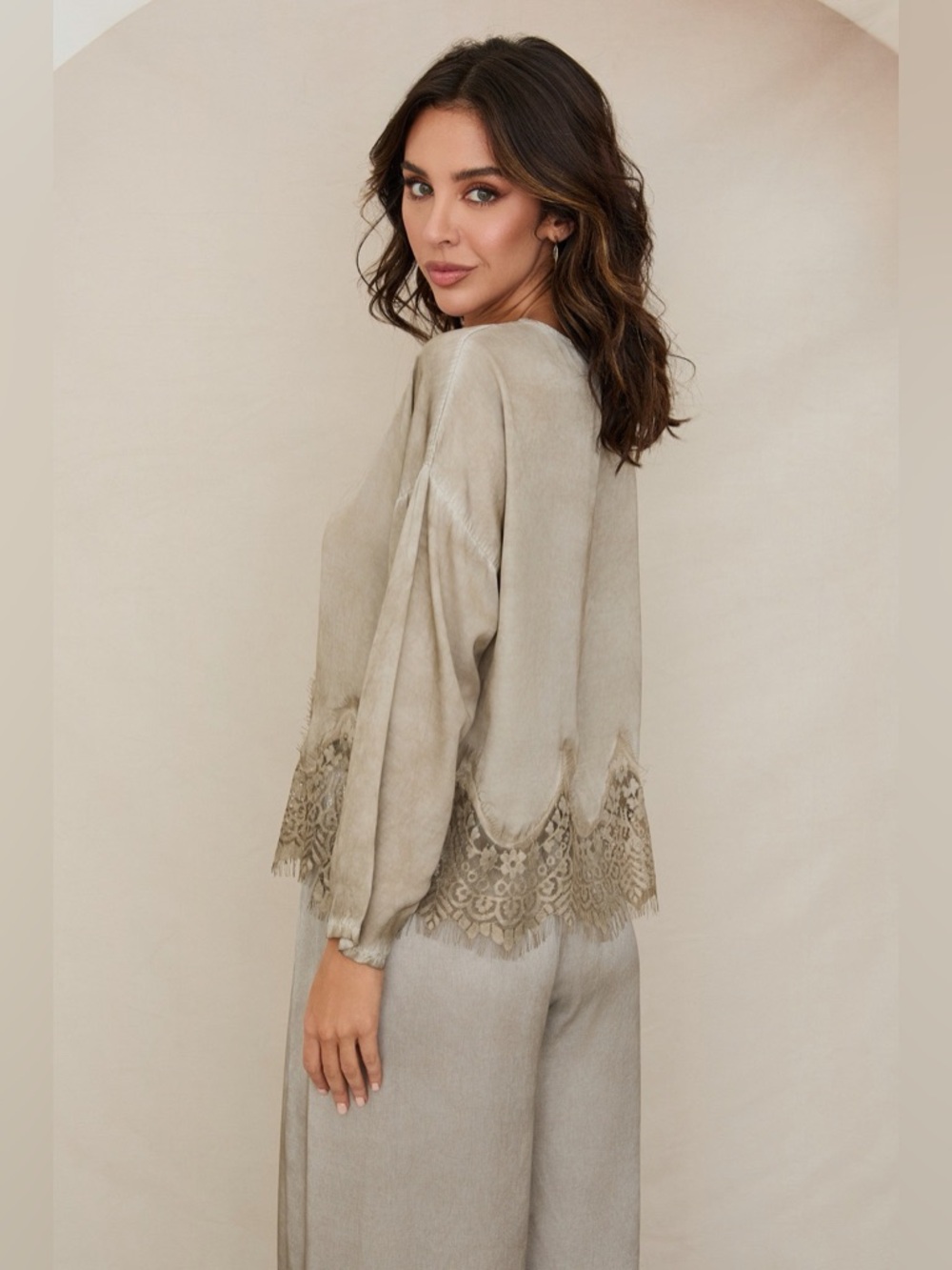 (235139/23239-MOC) LACE HEM VISCOSE CREW NECK LONG SLEEVE - Picture 3 of 3